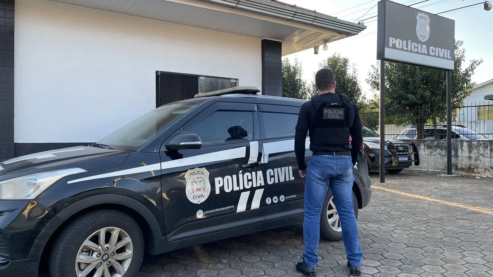 71d90221-b37a-4484-bdfe-bfcc23ff95be